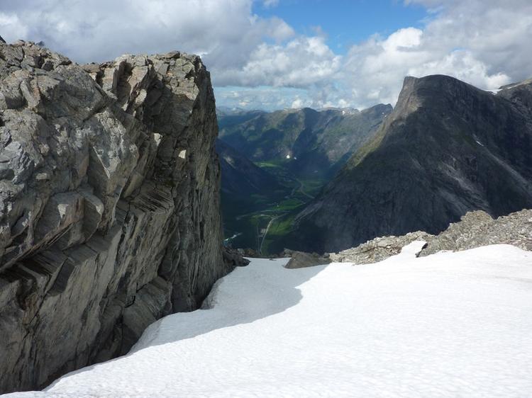 skred. Det er i området her, at fjeldet Mannen er truet af skred. Store nedbørnmængder fik i nat fjeldet til at bevæge sig syv centimeter. I aften trække store regnmængder ind over området, og det er formentlig et spørgsmål om tid, inden fjeldet styrter sammen. 
