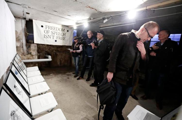 Besigtigelse. Fremmødet var behersket  ved åbningen af Dan Parks udstilling på Østerbro i en fugtig kælder. Foto: Jens Dresling 