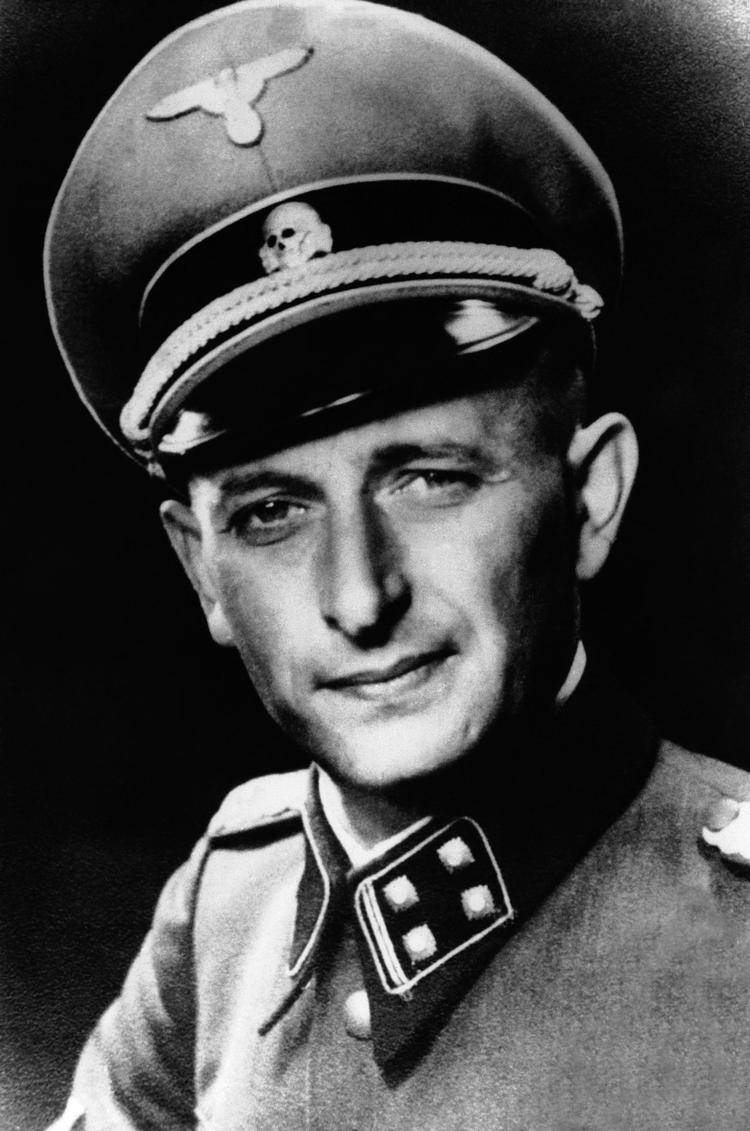 Topnazist. Adolf Eichmann, der i 1960 blev fundet i skjul i Argentina, var en af hovedarkitekterne bag holocaust. En af hans nærmeste medarbejdere, Otto von Bolschwing, blev efter Anden Verdenskrig hyret af USA som spion mod Østblokken. Og hans var langt fra den eneste nazist, der fik en ny fremtid i USA. Mindst 1.000 tidligere nazister blev hyret af amerikanerne under Den Kolde Krig, viser nyligt åbnede dokumenter. 