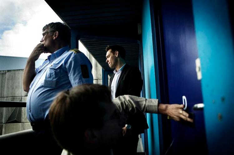 ud! Det kan ende i en tragisk fogedforretning, hvor hele familier bliver sat på gaden, hvis bankerne bliver ved med at opkræve afdrag på lån hos borgere, der har mistet indkomstgrundlaget. 