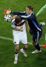 Infight. Målmand Manuel Neuer og Thomas Müller i aktion under VM mod Algeriet. De to er blandt seks tyskere, der er på jagt efter det Ballon d’Or-trofæ, som Matthias Sammar i 1996 var seneste landsmand til at vinde. 