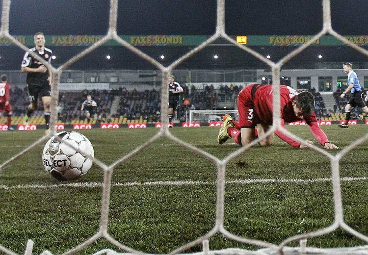 uheldig. FCN-stopper Pascal Gregor (th) headede bolden i eget net få sekunder før tid til kampens eneste scoring. 