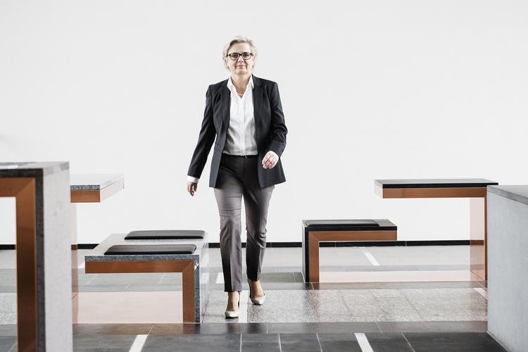 glad. Karen Frøsig glæder sig ikke bare over, at overskuddet i Sydbank er vokset meget. Direktøren er også stolt over, at kundetilfredsheden er høj. 