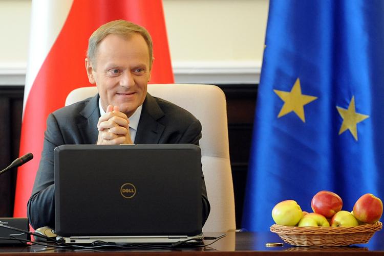 Leder. Donald Tusk får en dansk højrehånd. Den 41-årige danske diplomat Preben Aamann bliver hans cheftalsmand. 