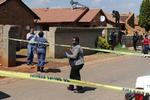 skuddrab. Sydafrikansk politi har afspærret området ved det hus i Vosloorus ved Johannesburg, hvor Senzo Meyiwa blev dræbt under et besøg hos kæresten, sanger og skuespiller Kelly Khumalo. 