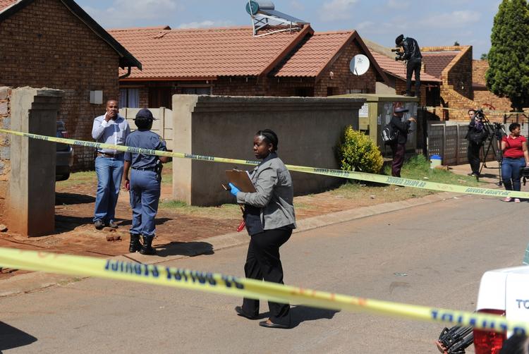 skuddrab. Sydafrikansk politi har afspærret området ved det hus i Vosloorus ved Johannesburg, hvor Senzo Meyiwa blev dræbt under et besøg hos kæresten, sanger og skuespiller Kelly Khumalo. 