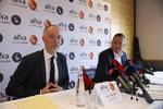 navneskifte. Divisionsforeningens direktør, Claus Thomsen (tv), præsenterede den nye hovedsponsor for Superligaen sammen med Alkas salgs- og marketingsdirektør, Jacob Spangenberg (th). 