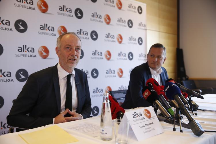 navneskifte. Divisionsforeningens direktør, Claus Thomsen (tv), præsenterede den nye hovedsponsor for Superligaen sammen med Alkas salgs- og marketingsdirektør, Jacob Spangenberg (th). 