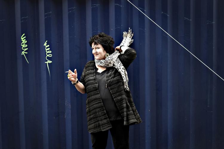 tvivlende. Det er den norske forfatter Anne B. Ragde, som tvivler i romanen 'Jeg har et tæppe i tusind farver', der trods genren bygger på egen livshistorie. 