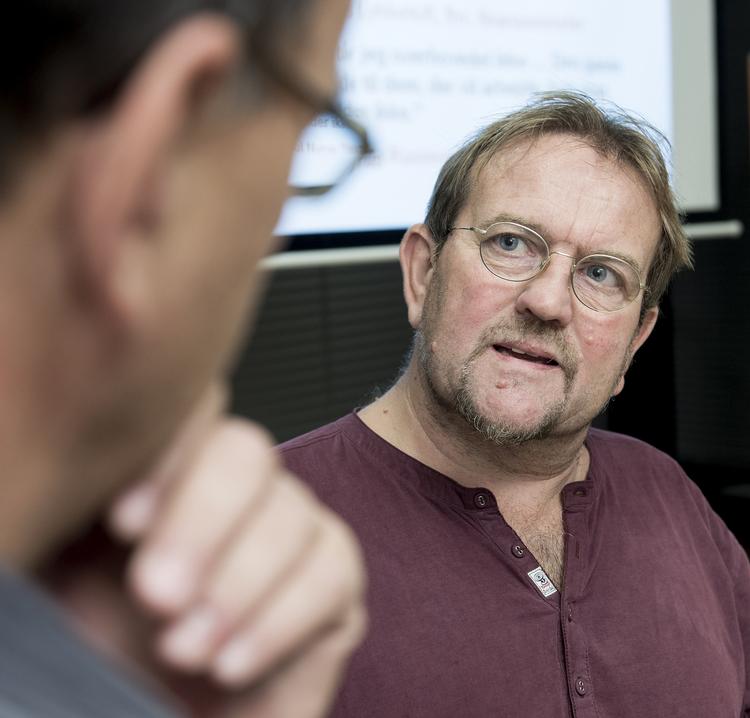 stemme. Selvom bogen har mange forfattere, er den skrevet med en stemme som vi genkender fra mange års debatter og bøger: Det er en Lars Olsen-bog. 