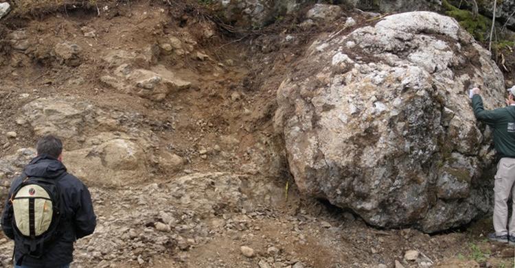 NEDSLAGSSTED. Forskere ved nogle af de sten, der blev slynget ud fra meteoritnedslaget for over 400 mio. år siden. 