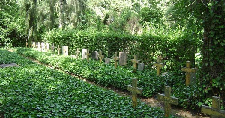 ANONYME. De mange navnløse kors i træ gør størst indtryk på kirkegården vest for Berlin. 