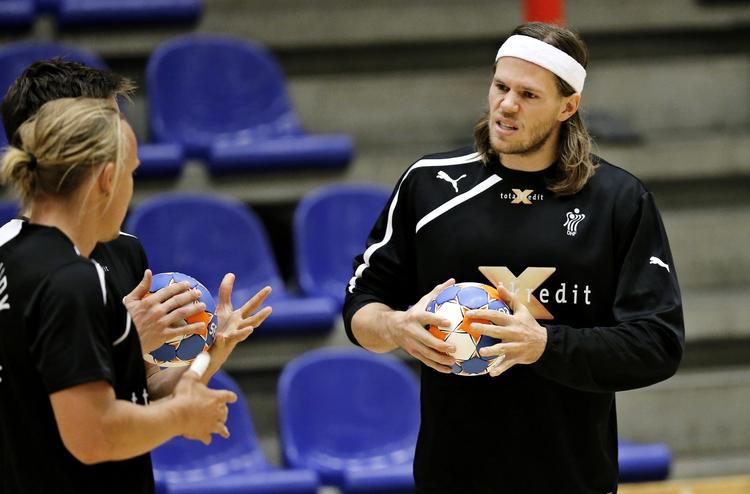 sløj. Mikkel Hansen var med fra starten af træningen forud for ugens to EM-kvalkampe, men måtte trække op på værelset. 