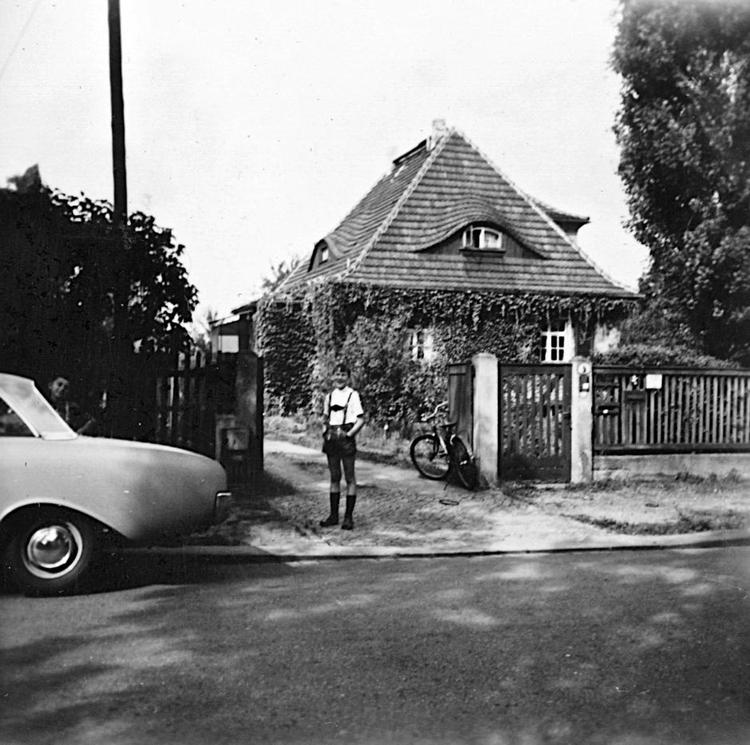 Særstatus. Hvor størstedelen af indbyggerne i DDR måtte nøjes med ydmyge lejligheder i højhysbyggeri og offentlig transport, nød de vestlige indvandrere særstatus og kunne bo i hus og sågar køre i dekadente Ford Taunuser. Privatfoto fra filmen 
