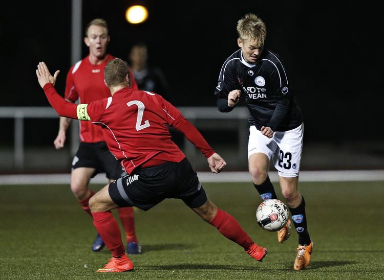 Pokaldyst. Silkeborgs Jeppe Illum og Rødovres Martin Børresen i duel på Frederiksberg Idrætspark. 