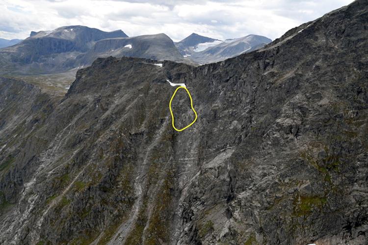 Skred. Foto,d er viser det udsnit af Mannen-fjeldet, der er i fare for at styrte ned. 