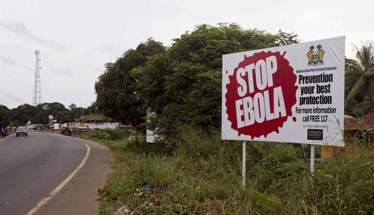 ebola. I  udkanten af Guineas hovedsad Conakry løber denne hovdvej, der forbinder de tre hårdest ramte lande i det nuværende ebolaudbrud, Liberia, Sierra Leone og Guinea. Grænseovergangene er hermetisk lukkede mellem de tre lande. Overalt er der skilte, der informerer om netop ebola. 
