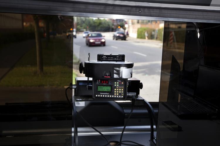 Kriminalitet. Politiet vil bruge automatiske nummerpladeskannere. Her er det dog en manuel fartkontrol. 