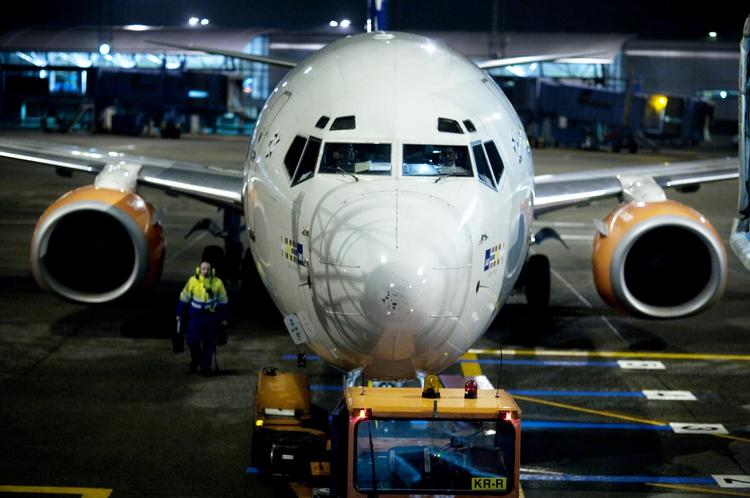 Flyrejser. Flybilletters prisleje er en uforudsigelig størrelse, og det kan være svært at vide, hvornår man skal slå til for at få den billigste pris. Ny undersøgelse mener, at prisen er billigst 53 dage før afrejse. 