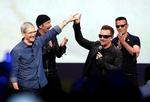 Point of no return. Tim Cook, The Edge, Bono og Larry Mullen fejrer hinanden og giver U2's nye album væk. Herfra gik det galt. 