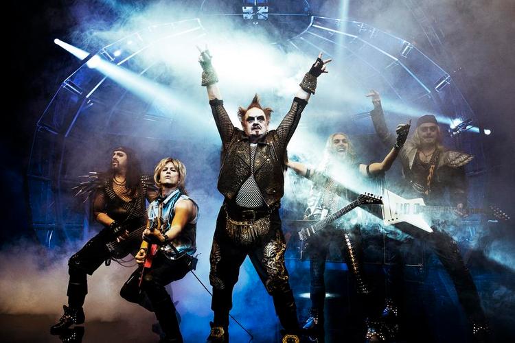ROCK YOU! Ole Thestrup fører an som »lean, mean sexmachine« i et musketershow, der tynges af en træg historie. 