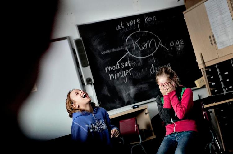 sex. Anja og Caroline i 4. v på Korsager Skole griner, mens de diskuterer, om man bare kan give drengene et knus. Skolens elever var blandt de første i 'Uge Sex'-kampagnen. 