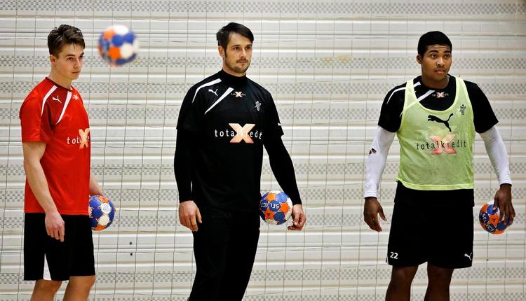 ALLROUND. Bo Spellerberg (i midten) kan bruges både som venstre back og playmaker.Men det kan den 12 år yngre Mads Mensah Larsen (th.) også. Der erhård kamp om pladserne på  håndboldlandsholdet. 
