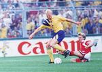 1992. Ingesson i nærkamp med Henrik Andersen i Damarks 1-0-nederlag til Sverige ved EM-slutrunden. 