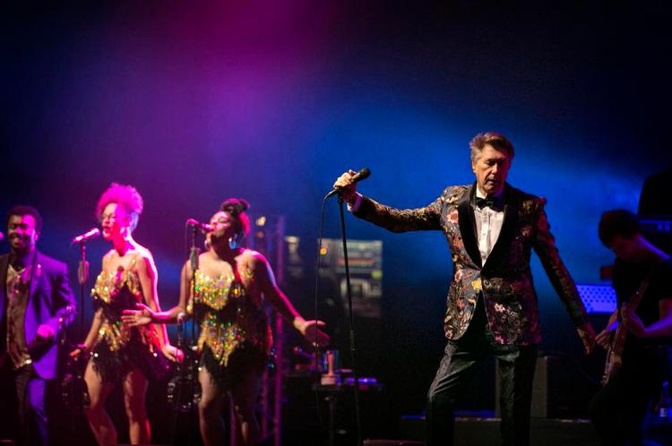 STIL. Moden og stilarterne kommer og går, men Bryan Ferrys urokkelige elegance består. Stilen blev dog i Tivoli både rystet og rocket af knaset lyd og guitarrock. 