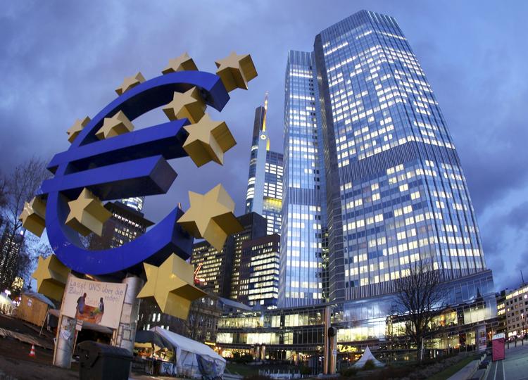 tilsyn. Den Europæiske Centralbank (ECB) overtager ansvaret for tilsynet med bankerne i eurozonen 
