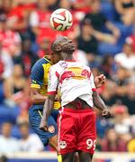 Fremad. Bradley Wright-Phillips har i karrieren scoret i gennemsnit i ca. hver tredje kamp. Far Ian scorede i mere end hver anden, så der er endnu et pænt stykke op til faderens målgennemsnit. 