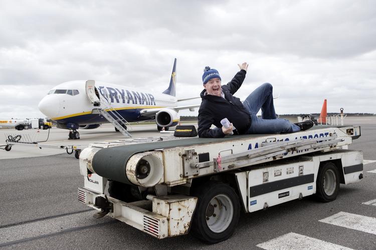 Luftfart. Selskabets flamboyante administrerende direktør Michael O'Leary poserer her foran et af selskabets fly. Hans farverige udtalelser har været med til at placere Ryan Air, som den frække dreng i klassen. 