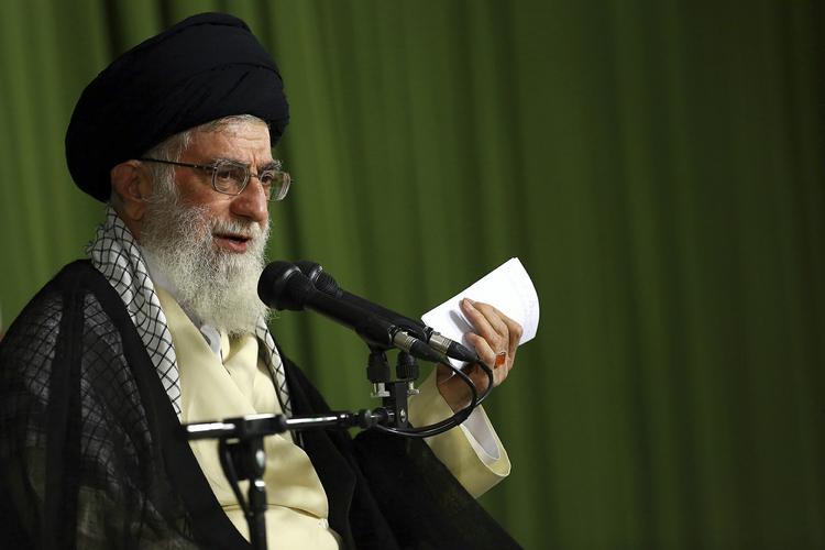 Iran. Ayatollah Ali Khamenei er Irans religiøse overhoved og øverste leder. Konservative kræfter i Iran forsøger at destabilisere den mere moderate præsident Rouhani. 