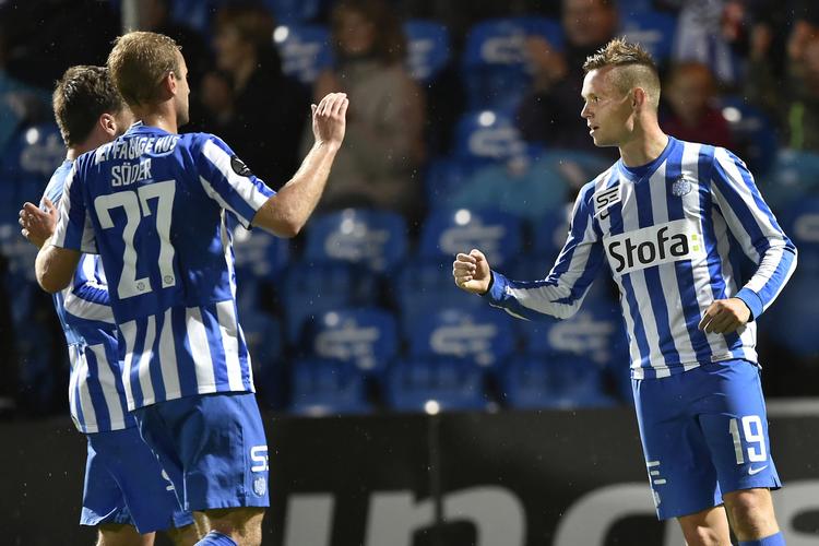 MÅLMAGER. To af Esbjergs mål mod AC Horsens, det andet og det fjerde, blev scoret af Jakob Andersen (th.). 