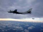 TEST. Russiske kamp- og bombefly tager stadigt oftere turen tæt langs natolandenes grænser. Her ses et amerikansk F/A-18-kampfly holde øje med et russisk Tupolev-95-bombefly i Stillehavet. 