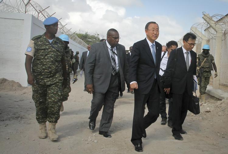 Somalia. FN's generalsekretær Ban Ki Moon på vej ud af den yderst beskyttede lufthavn i Mogadishu, hvor han i dag var på besøg. 