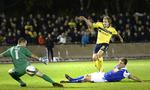 0-1. Inden Teemu Pukki scorede bag Kim Drejs havde han selv skabt chancen ved at tackle bolden fra Mike Mortensen (liggende). 