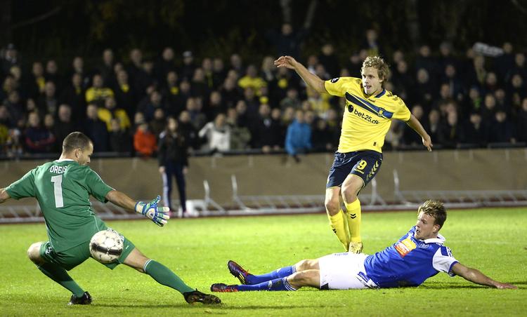 0-1. Inden Teemu Pukki scorede bag Kim Drejs havde han selv skabt chancen ved at tackle bolden fra Mike Mortensen (liggende). 