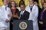 Virus. Omgivet af sundhedspersonale, der kæmper mod ebolasmitten, talte USA's præsident Obama i går mod at lade frygten for sygdommen føre til en hetz mod de mennesker, der forsøger at standse smitten. 