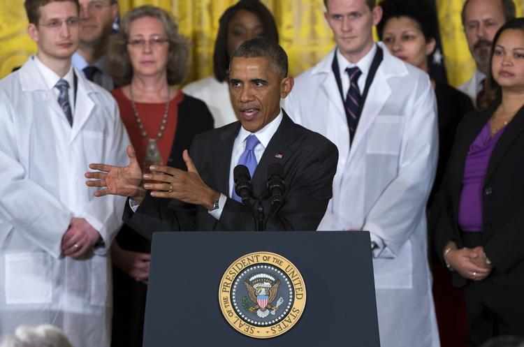 Virus. Omgivet af sundhedspersonale, der kæmper mod ebolasmitten, talte USA's præsident Obama i går mod at lade frygten for sygdommen føre til en hetz mod de mennesker, der forsøger at standse smitten. 