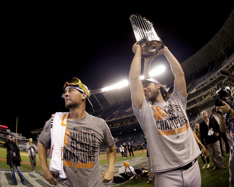 Helten. San Franciscos pitcher Madison Bumgarner (th) blev kåret som finaleseriens vigtigste spiller. 