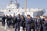 Overdragelse. Russiske flådesoldater på havnen i Saint-Nazaire i Frankrig foran det franskbyggede skib 'Vladivostok', det ene af de to skibe af Mistral-klasssen som endnu ikke er blevet overdraget til Rusland. 