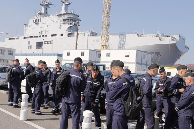 Overdragelse. Russiske flådesoldater på havnen i Saint-Nazaire i Frankrig foran det franskbyggede skib 'Vladivostok', det ene af de to skibe af Mistral-klasssen som endnu ikke er blevet overdraget til Rusland. 