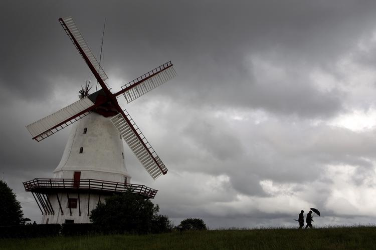 Dybbøl. Ole Bornedal har sat sig for at fortælle en stor episk historie i mol, skriver Bjørn Erichsen. 
