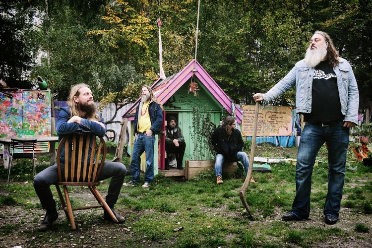 sangtekster. Spids Nøgenhats 'Lolland Falster' er bare en ud af en række nye sange om Danmark, hvor musikere forholder sig til og tager stilling til de danske værdier. 