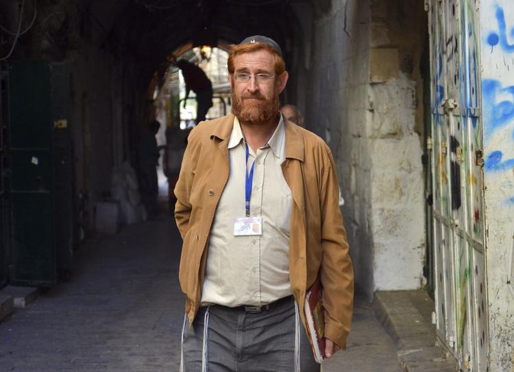 Den højreorienterede jødiske aktivist Yehuda Glick blev hårdt såret, da en bevæbnet mand på en motorcykel åbnede ild. 