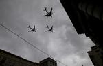 TRUSSEL. Russiske bombefly ses her over Moskvas hustage. 