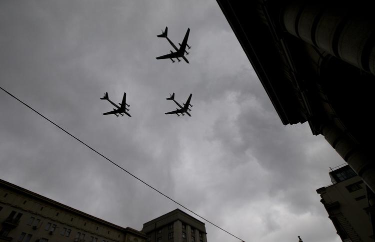 TRUSSEL. Russiske bombefly ses her over Moskvas hustage. 