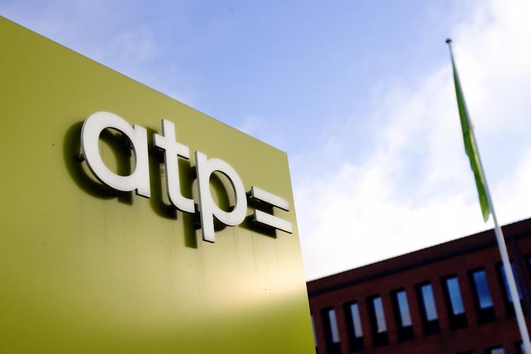 ATP. Forkortelsen står for Arbejdsmarkedets tillægspension. Halvdelen af alle pensionister i Danmark har alene indtægter fra folkepensionen og ATP 