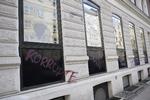 Hærværk. Bygning i Købehavn, der i nat blev udsat for politisk hærværk. Mange ruder er blevet smadret og og slagord er skrevet på væggen. 